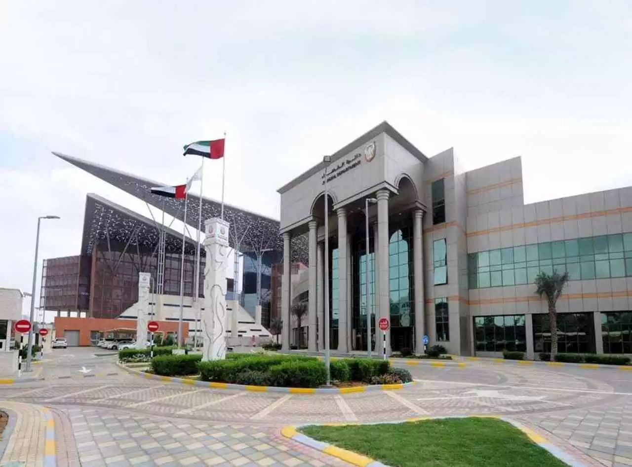 سيدة تطالب شاباً بدفع 100 ألف درهم لتهديدها بالقتل