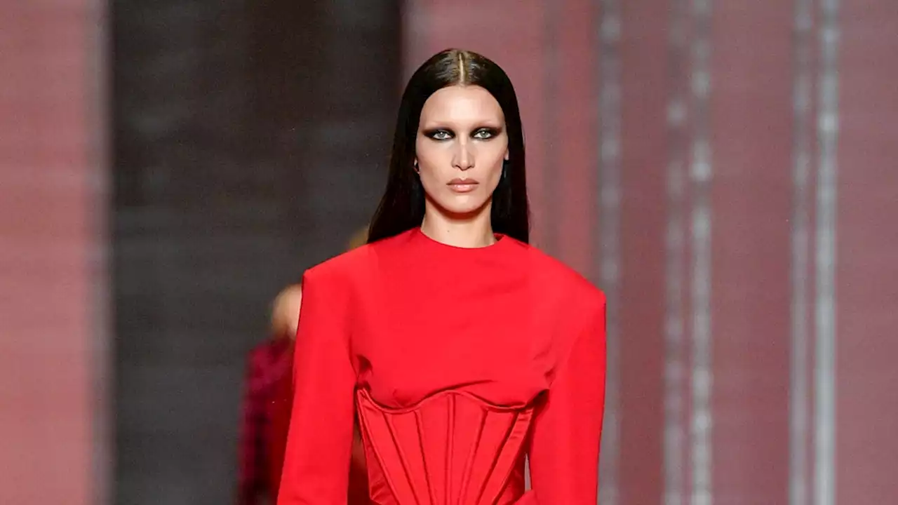 Bella And Gigi Twin In Red Latex On The Versace Runway