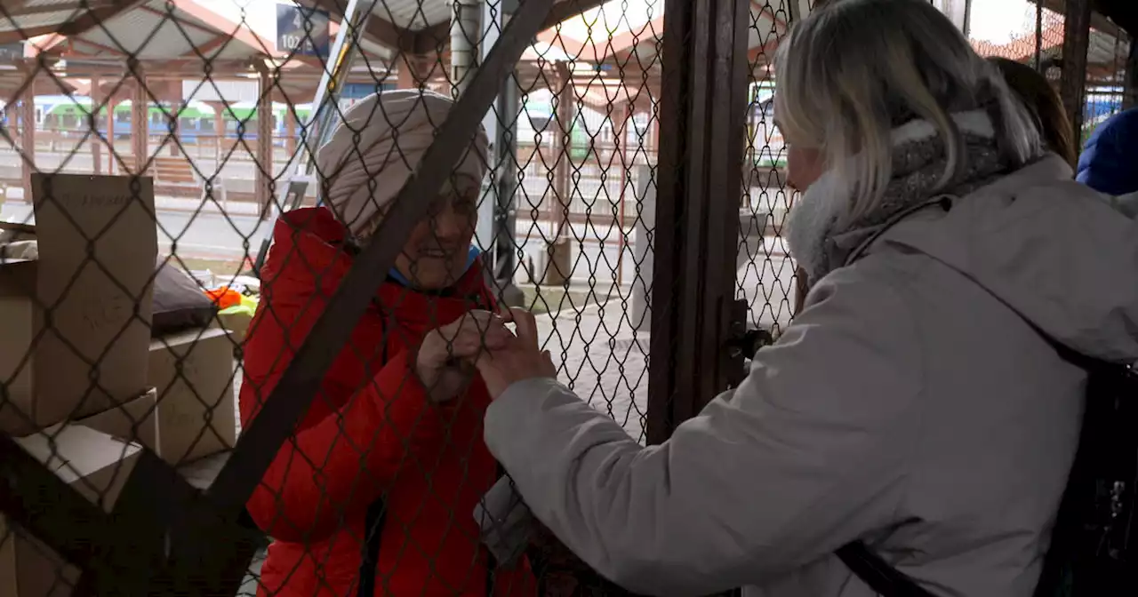 'Slava Ukraini': Ukrainians escaping war and joining the fight cross paths at Polish train station - 60 Minutes