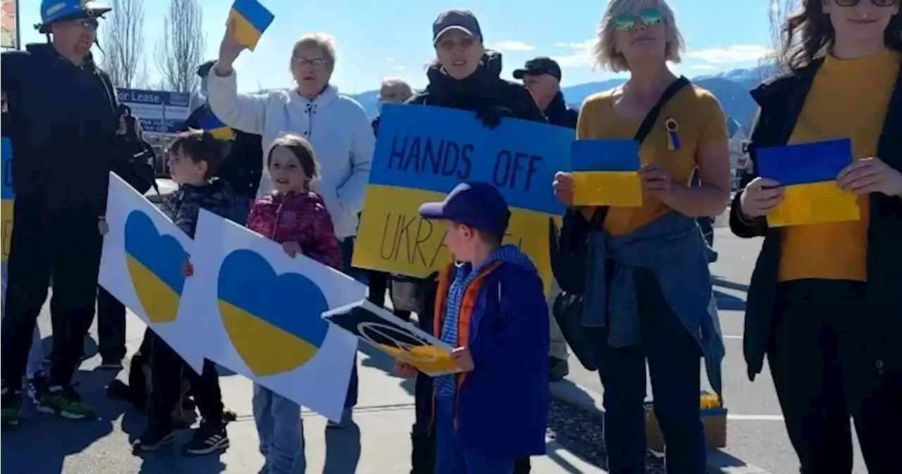 Penticton, B.C. residents rally in support of Ukraine - Okanagan | Globalnews.ca