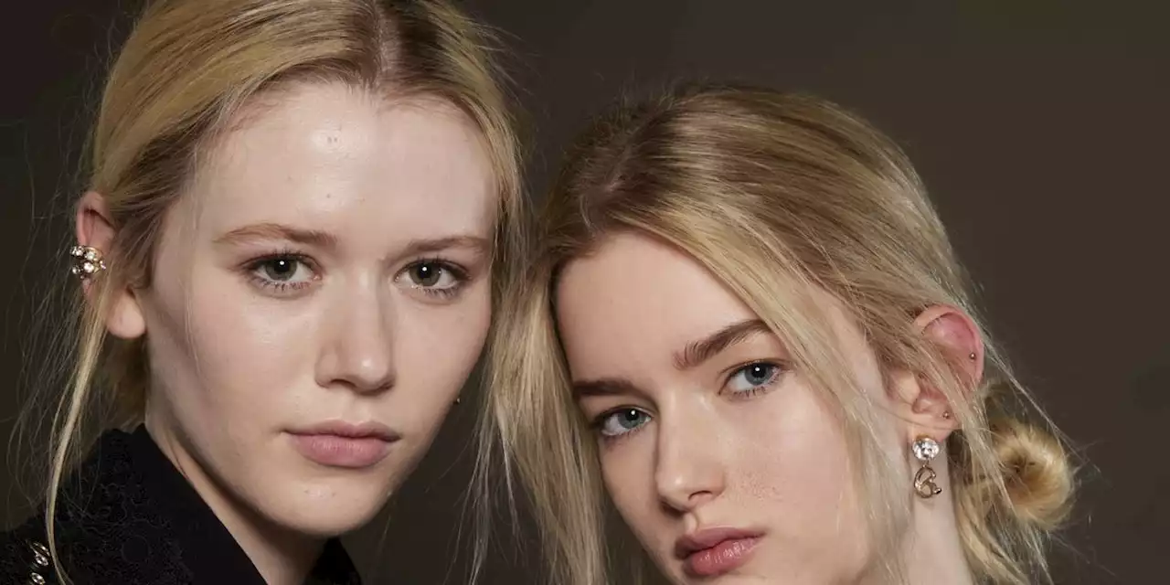 Cómo llevar la tendencia del 'natural texture' con el cabello recogido, según Elie Saab