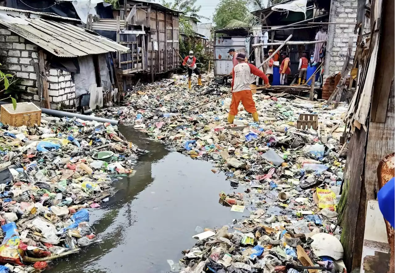 Pemandangan Tak Sedap di Sungai Kalianak, Sampah dan Popok Bayi Menumpuk, Armuji Kebingungan