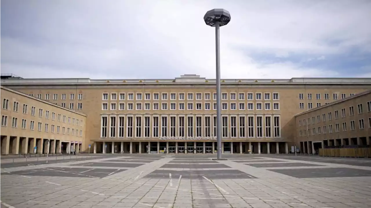 Ukraine-Krieg Berlin aktuell: Spenden-Stelle am Flughafen Tempelhof - Sonderzüge am Montag