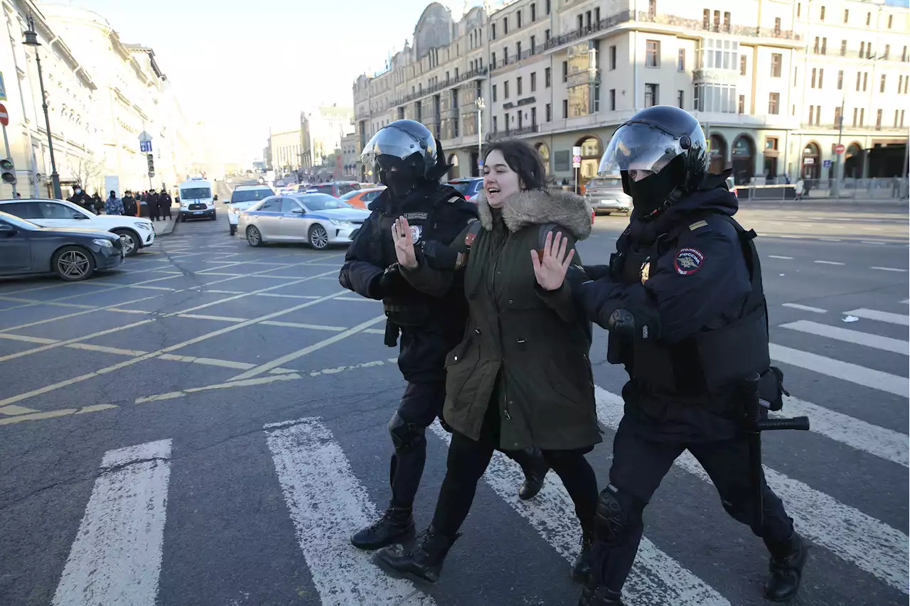 Video shows Russian police allegedly stopping people to screen phones