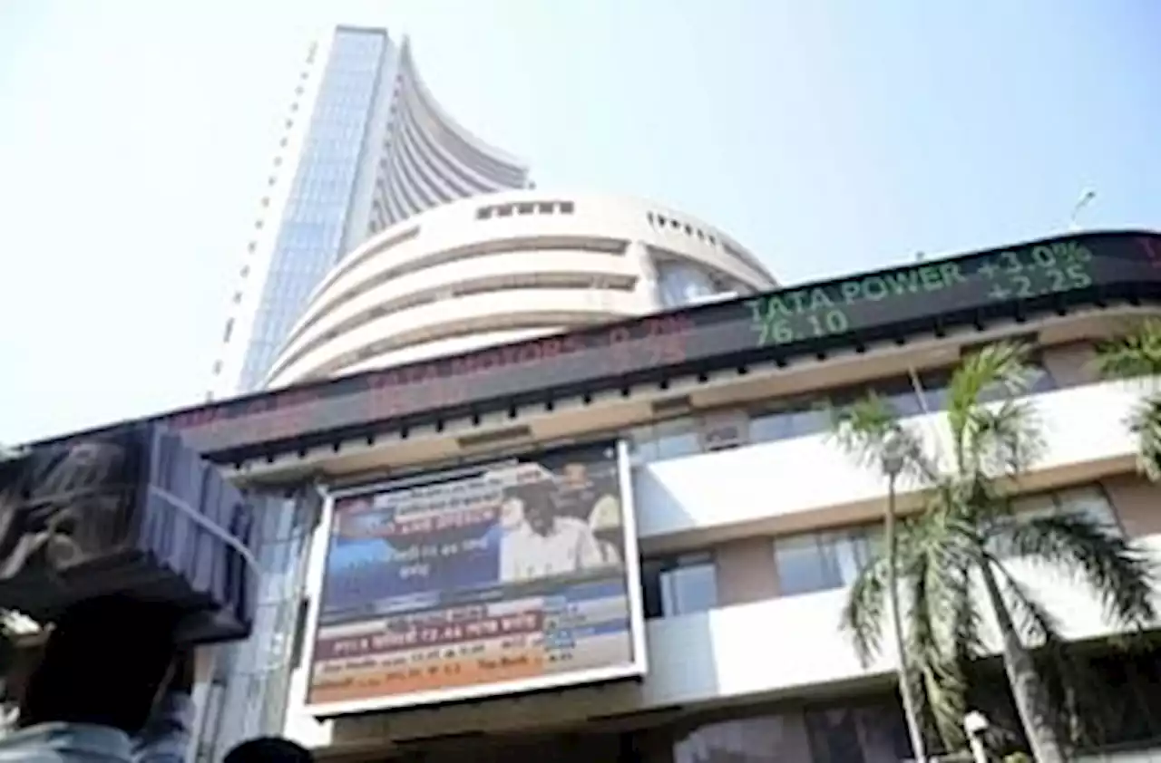 Share Market: दिन के शुरुआती कारोबार में बाजार को झटका, सेंसेक्स 1600 अंक गिरा