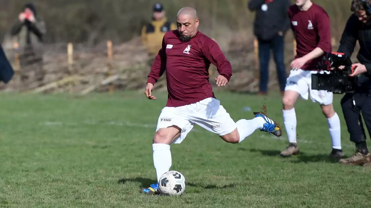 Roberto Carlos descuelga las botas y sigue 'fusilando' con 48 años