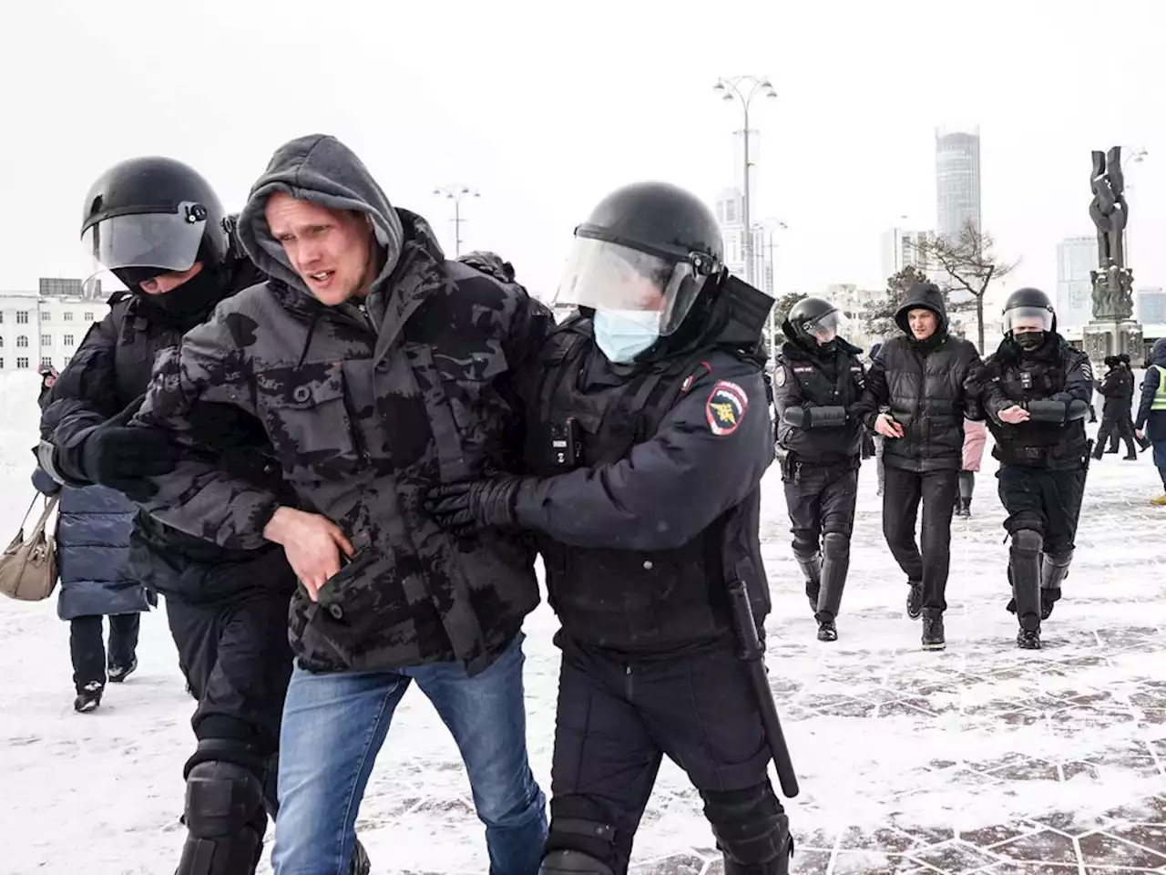 Russia cracks down on anti-war protesters, arresting 3,500