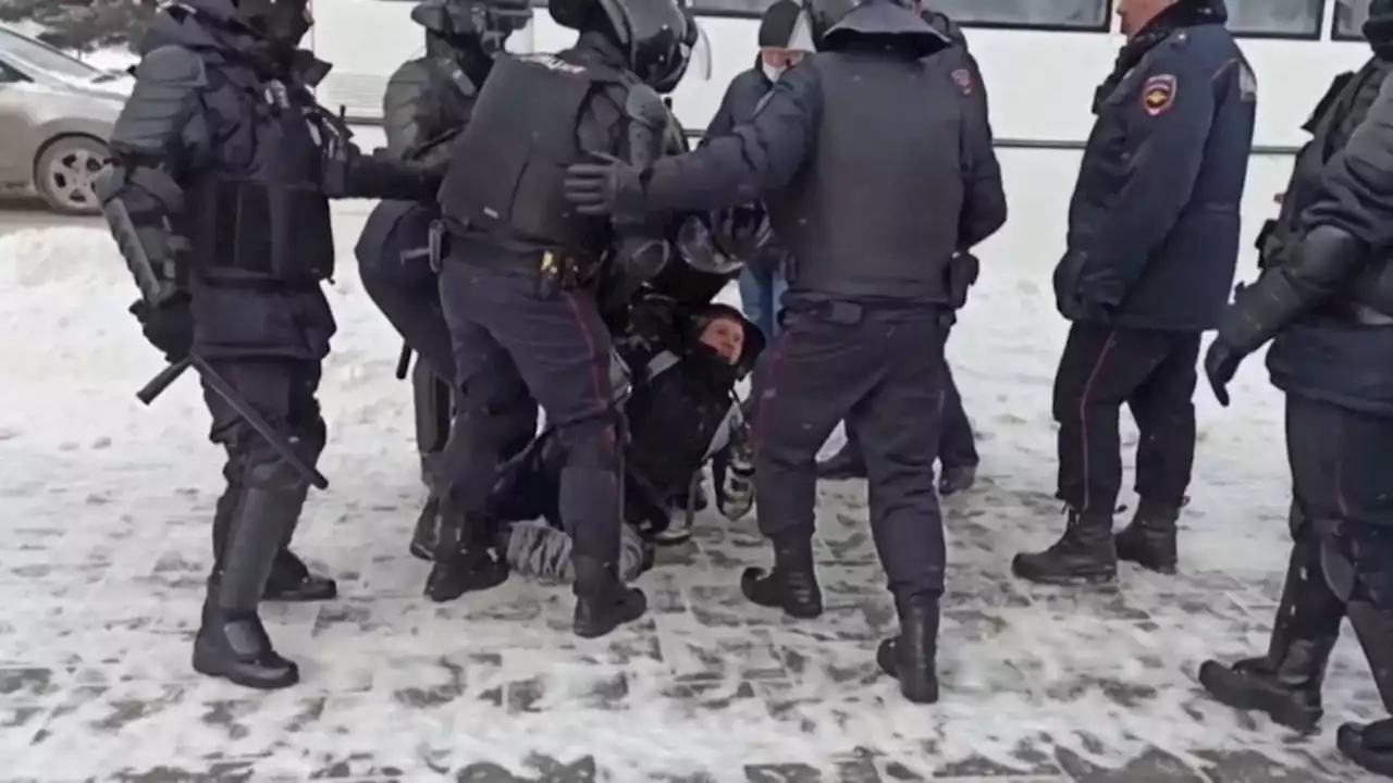 Repression of Protesters Intensifies in Russia as More Than 13,000 Are Arrested