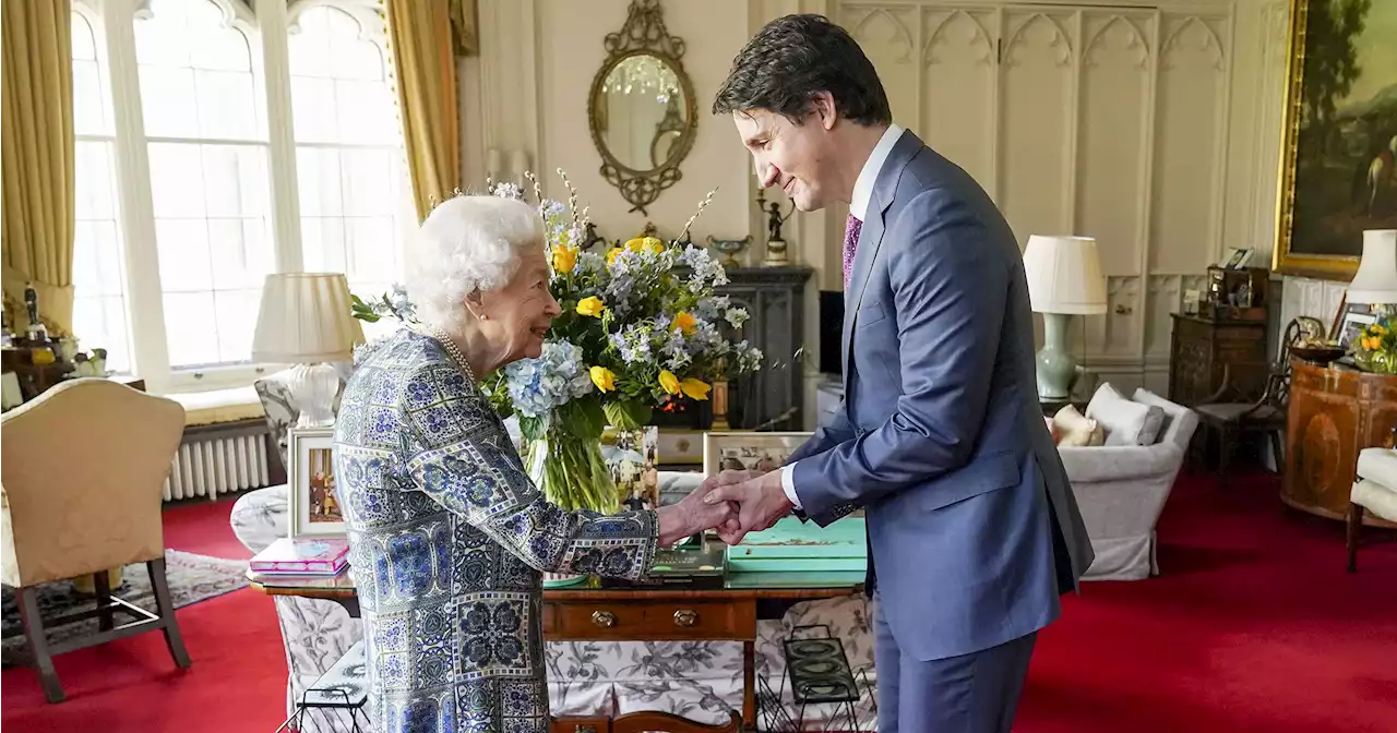 Queen Elizabeth II Holds 1st In-Person Meeting Since COVID-19 Recovery