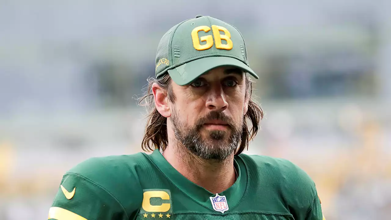 Aaron Rodgers reportedly agrees to stay with Green Bay Packers next season