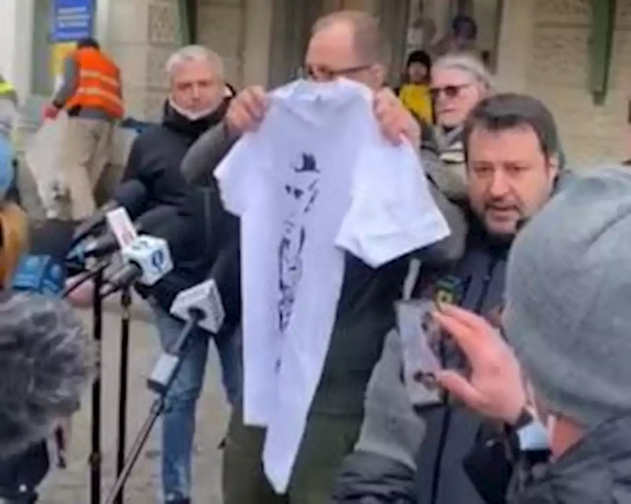 Salvini contestato in Polonia, sindaco gli mostra t-shirt con Putin - Video