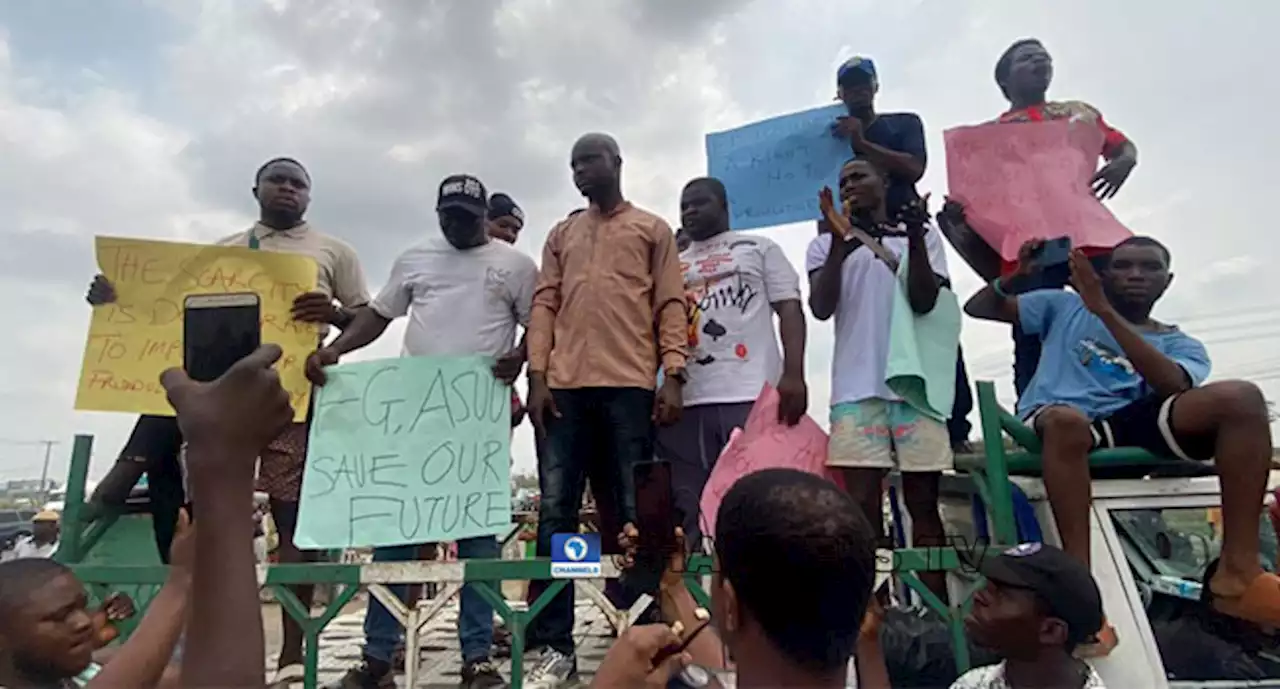 Fuel Scarcity, ASUU Strike: Nigerian Students Protest On Lagos-Ibadan Expressway