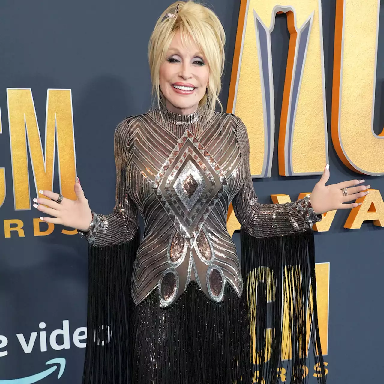 Dolly Parton's Red Carpet Entrance at the 2022 ACM Awards Is Legendary - E! Online