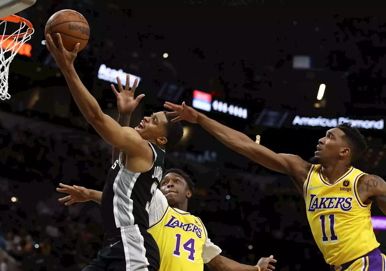 The triple take: Spurs 117, Lakers 110