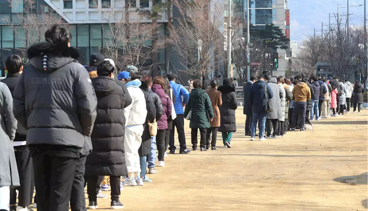 [속보] 오후 9시 전국 확진자 32만6834명…역대 최다