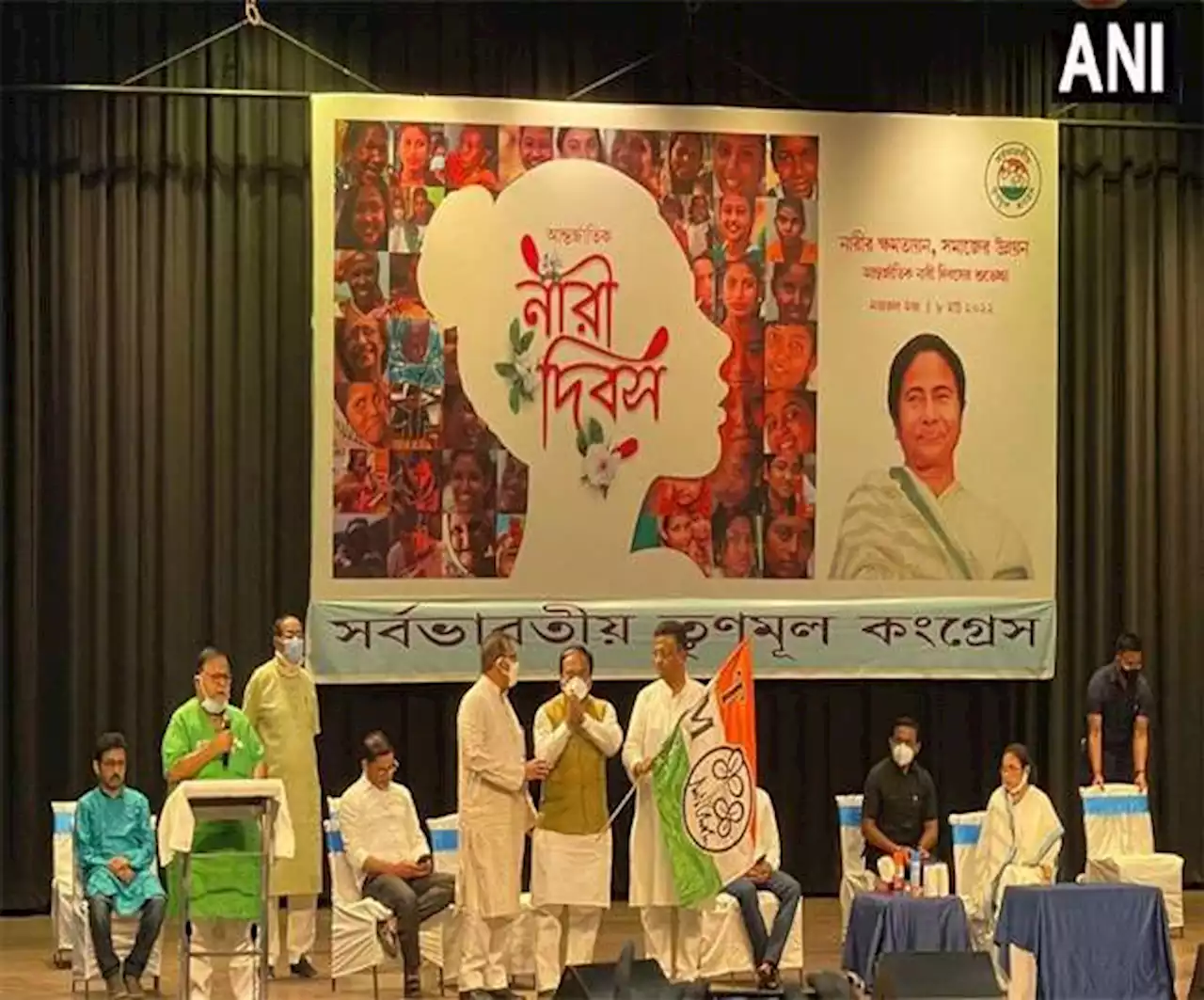 Bengal Politics: भाजपा से बर्खास्त नेता जयप्रकाश मजूमदार ममता की मौजूदगी में टीएमसी में हुए शामिल