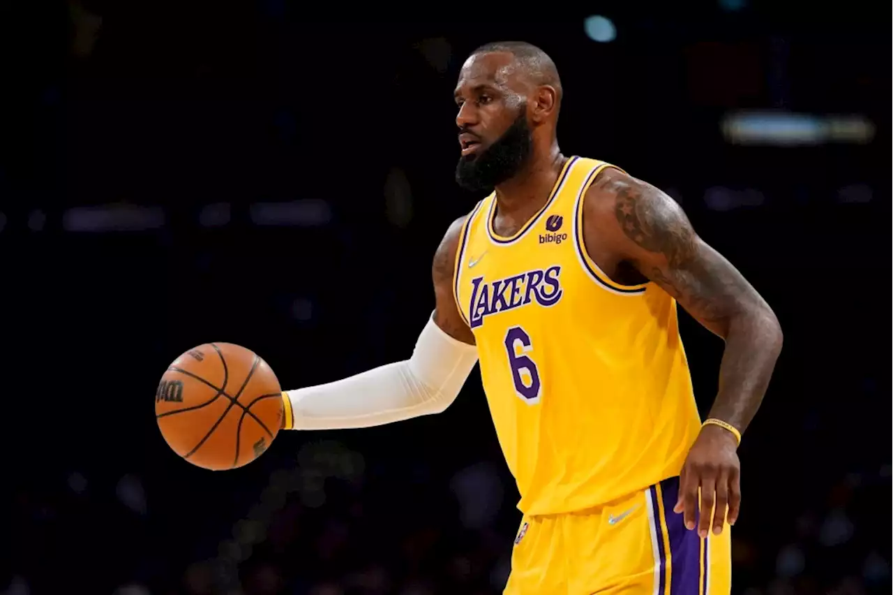 Lakers’ LeBron James sits out against Spurs with knee soreness