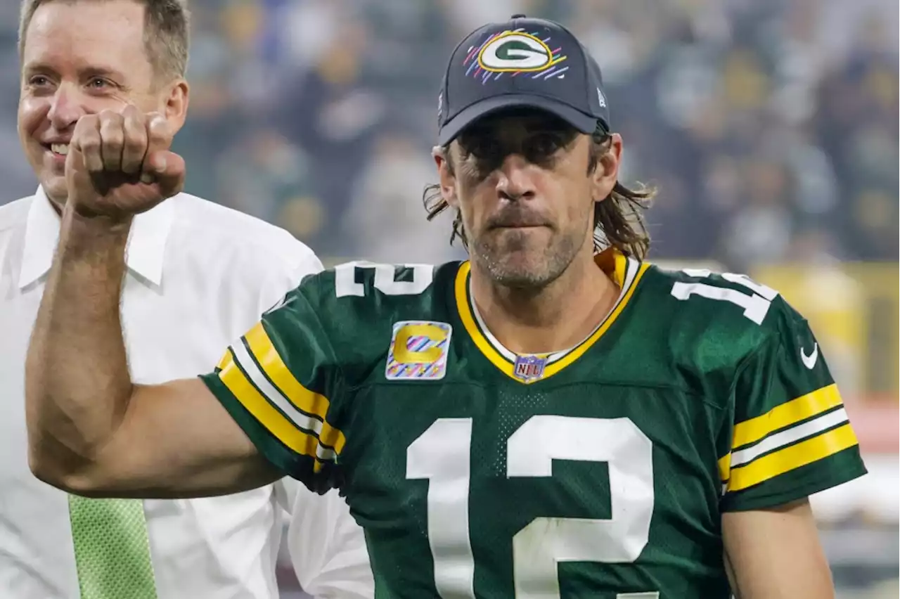 Aaron Rodgers signing new deal to stay with Packers