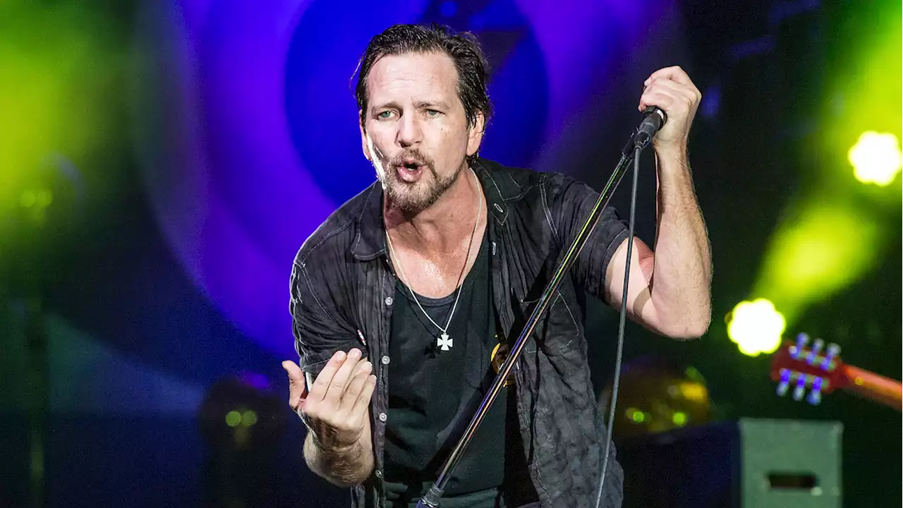 Flashback: Pearl Jam Wrap Up 2016 Arena Tour With an Epic 'Yellow Ledbetter'