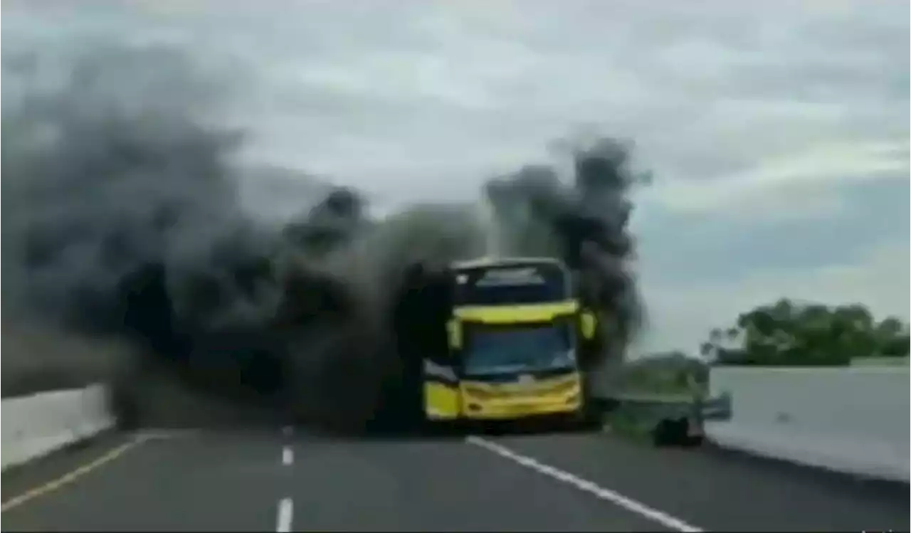 Bus Pariwisata Terbakar di Jalan Tol Pasuruan, Penumpang Panik Pecah Kaca untuk Selamatkan Diri