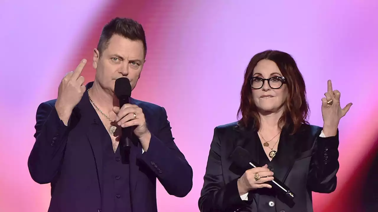 Nick Offerman & Megan Mullally Flip Off Putin at Spirit Awards