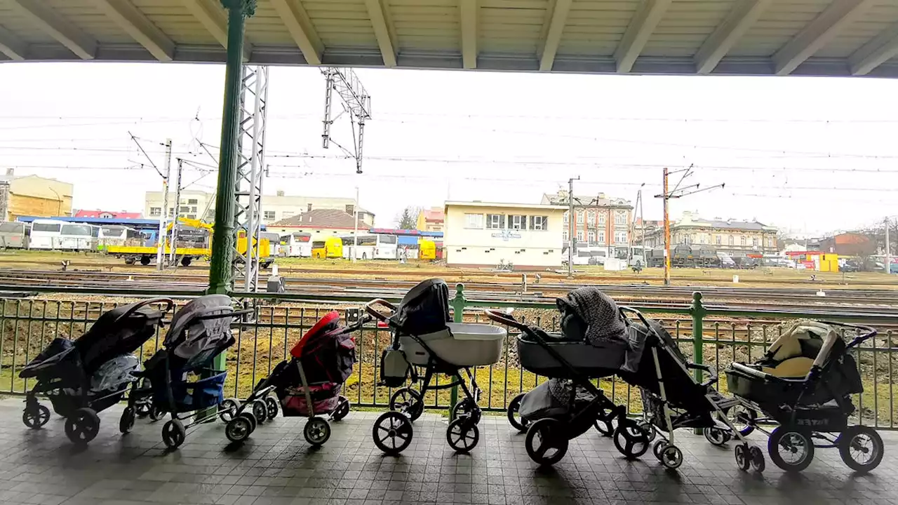 'This warms the heart.' Ukrainian refugees gifted empty strollers at Polish train station