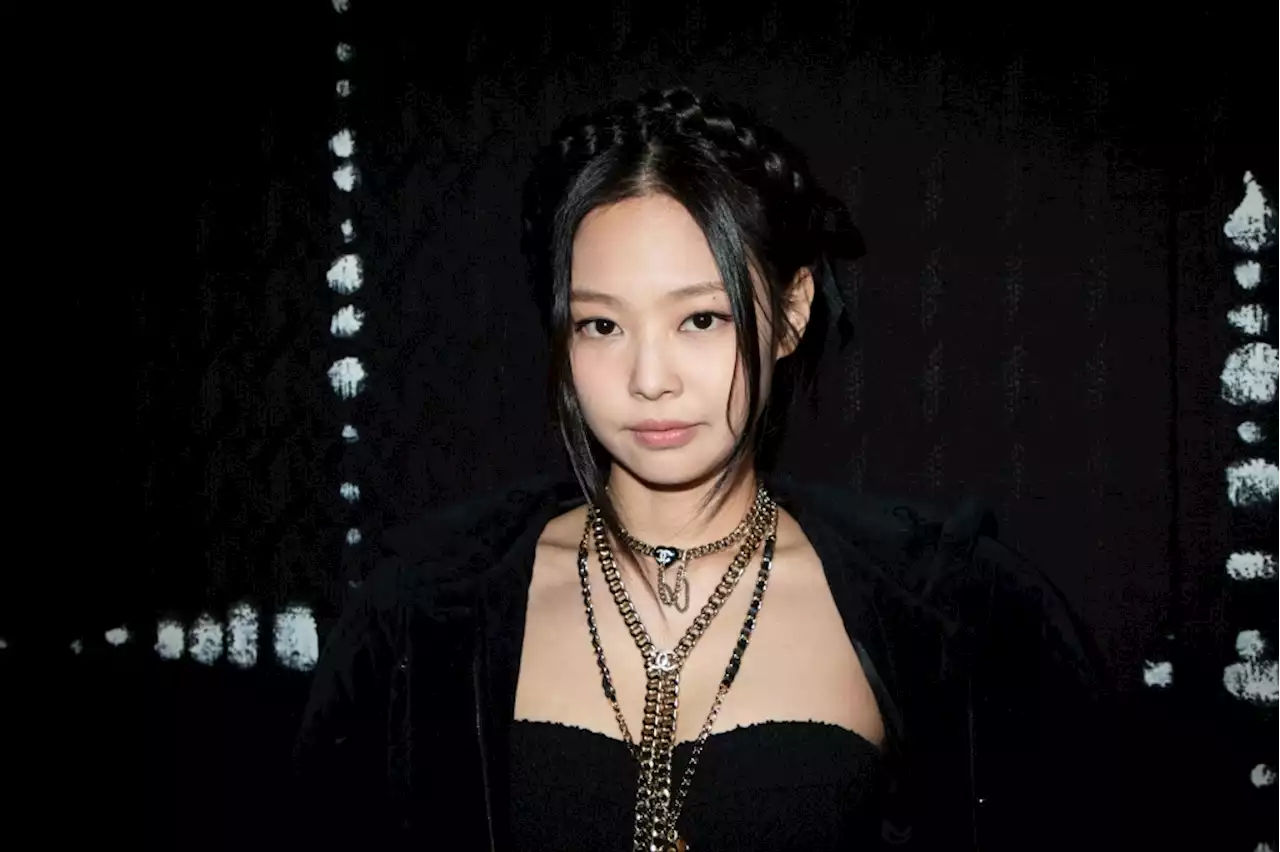 Blackpink’s Jennie Wears All-black to Chanel’s Fall 2022 Show at Paris Fashion Week