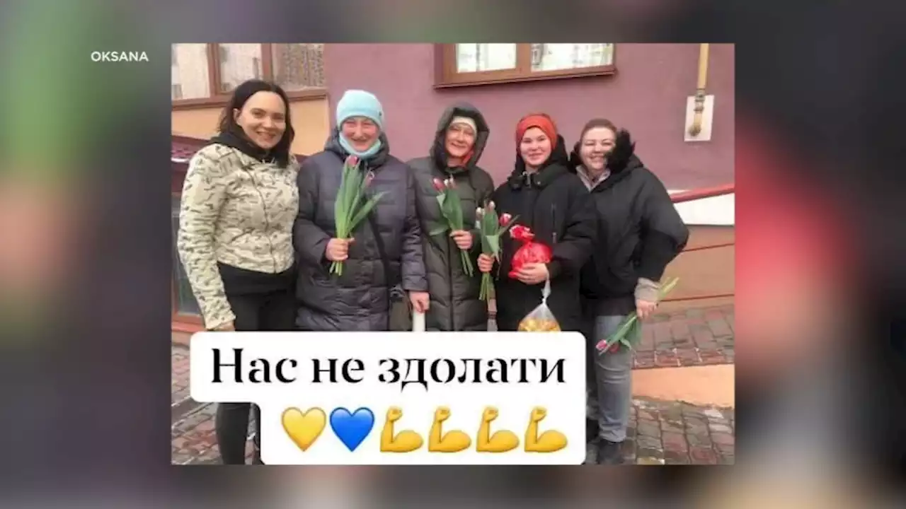 Ukrainian woman detours from mission to give flowers to the women helping feed military