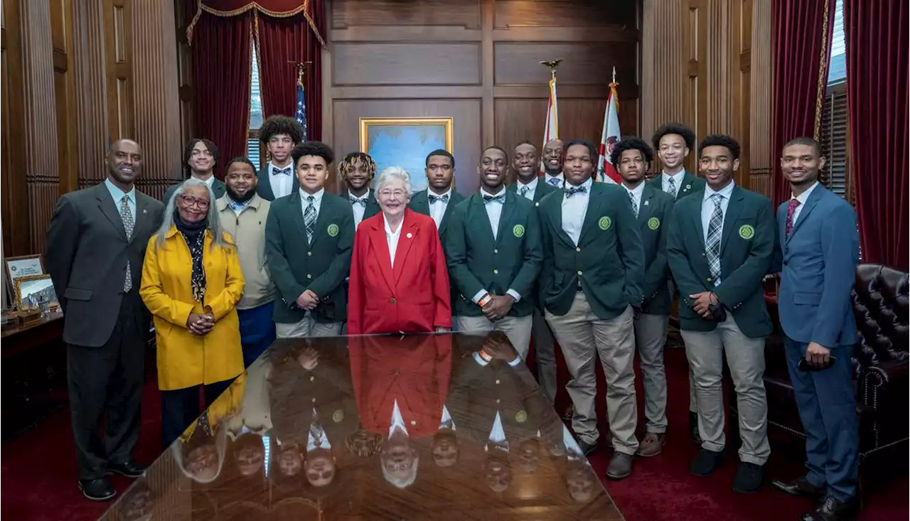 Gov. Kay Ivey meets with Oakwood Academy basketball team