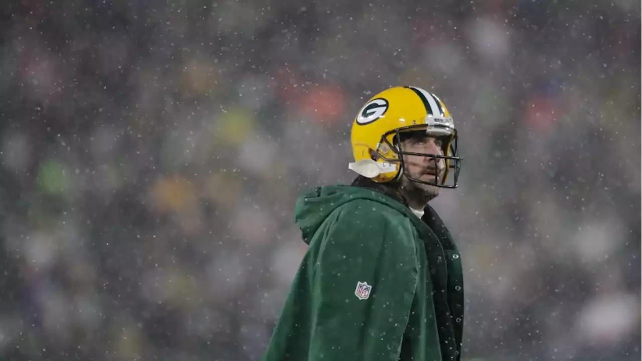 Aaron Rodgers reportedly agrees to stay with Green Bay Packers next season