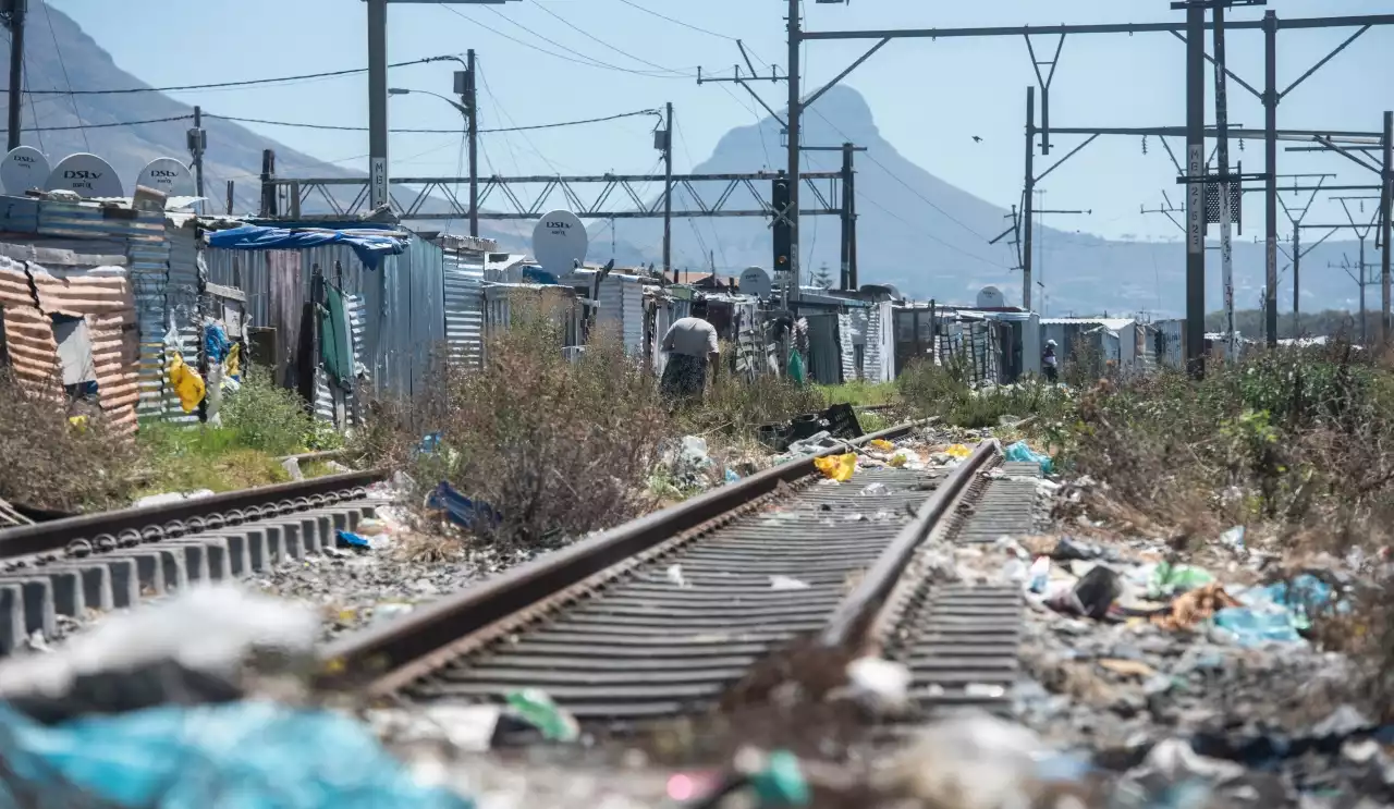 GROUNDUP REFUSE REFUSALS: Rubbish floods Cape Town townships as Expanded Public Works Programme disputes persist