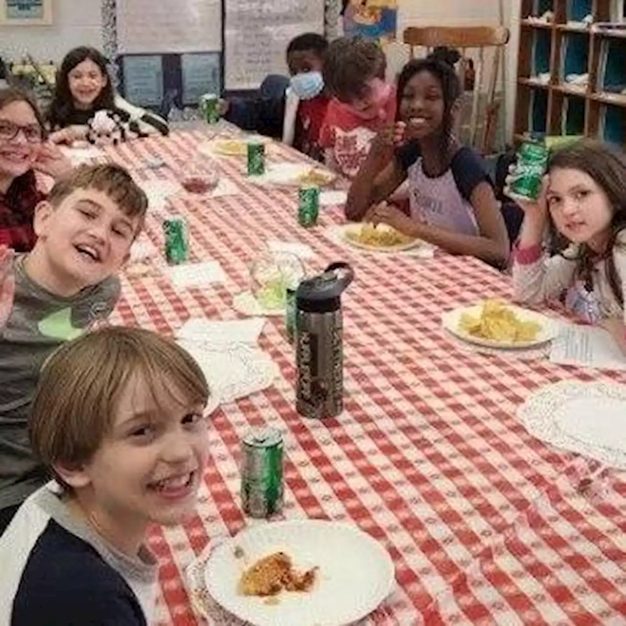 Highlands Elementary School students order meal in Spanish