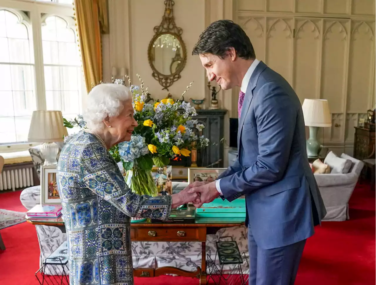 Elisabetta in salute e sorridente ha accolto a Windsor Justin Trudeau - iO Donna