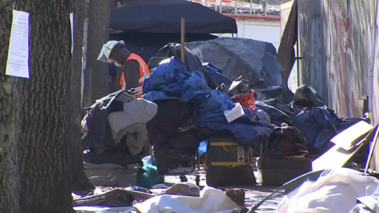 Crews clear homeless camp outside Seattle City Hall