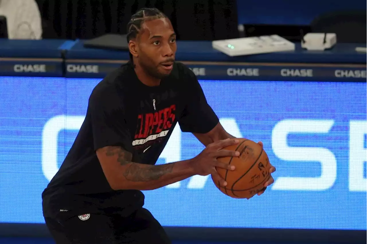 Kawhi Leonard, seen shooting before tipoff, not yet cleared for contact