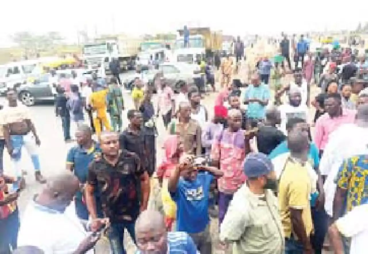 ASUU strike: Protesting students barricade Lagos-Ibadan Expressway, carpet FG