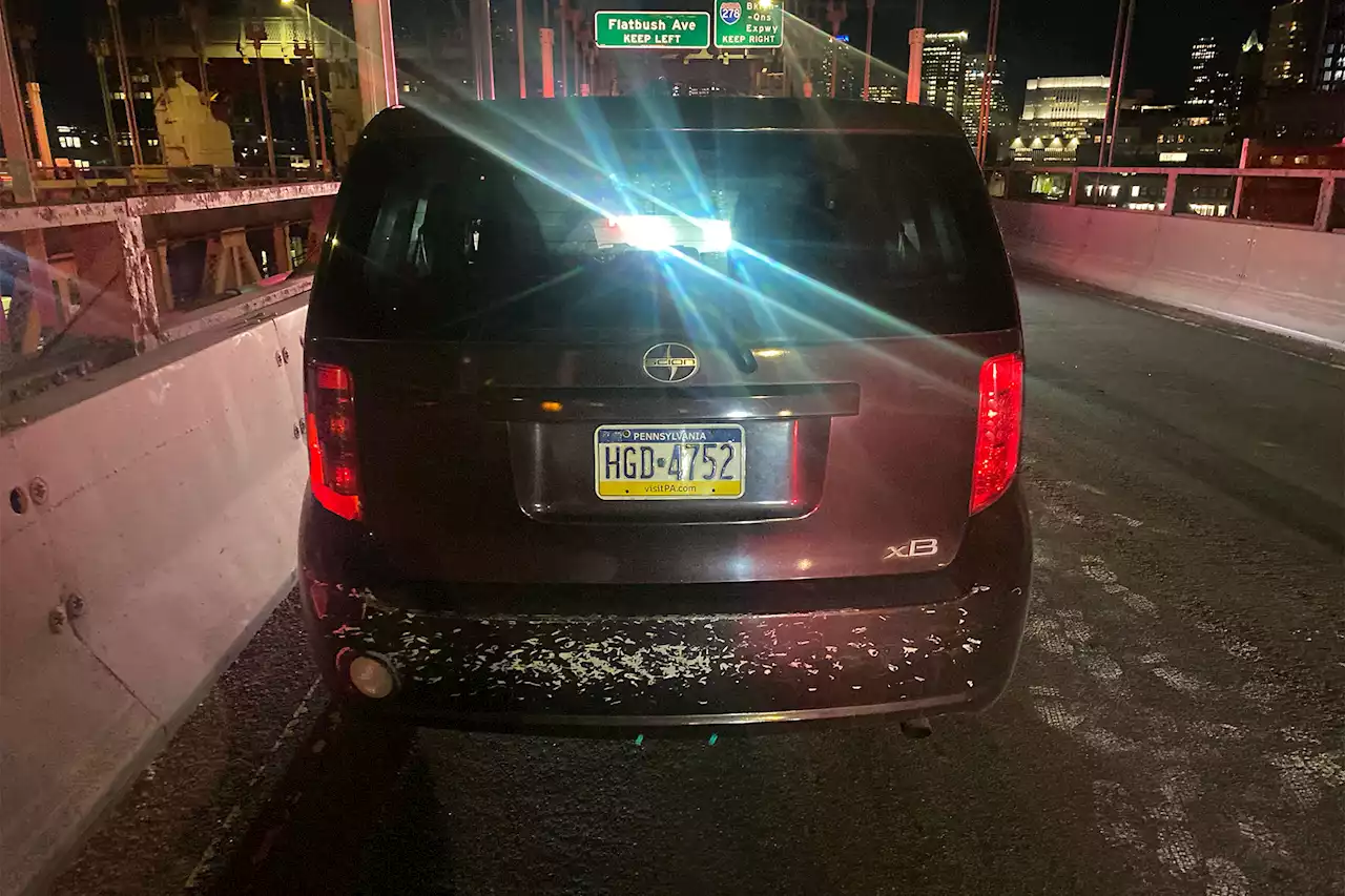 Suspected handbag thieves lead police on wrong-way chase across Manhattan Bridge