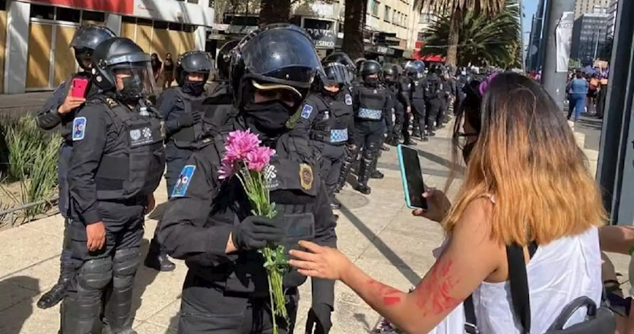 VIDEOS: Manifestantes aplauden y hacen valla a las policías de CdMx. Les dan flores