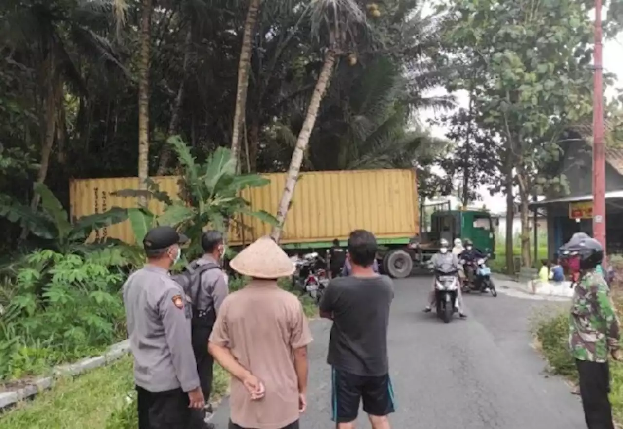 Ikuti Google Maps, Truk Kontainer Terjebak di Jalan Kampung di Yogya