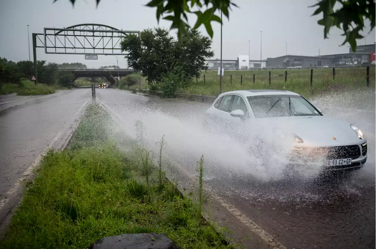 Slippery and flooded roads: Gauteng motorists urged to be cautious