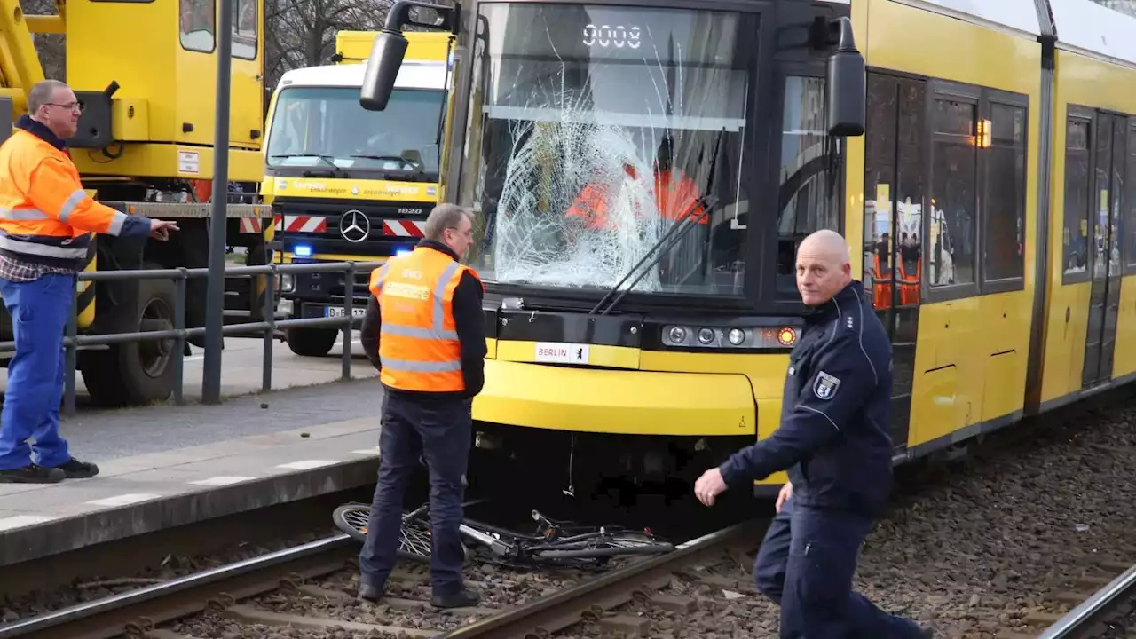 Tram schleift E-Bike-Fahrer mehrere Meter mit