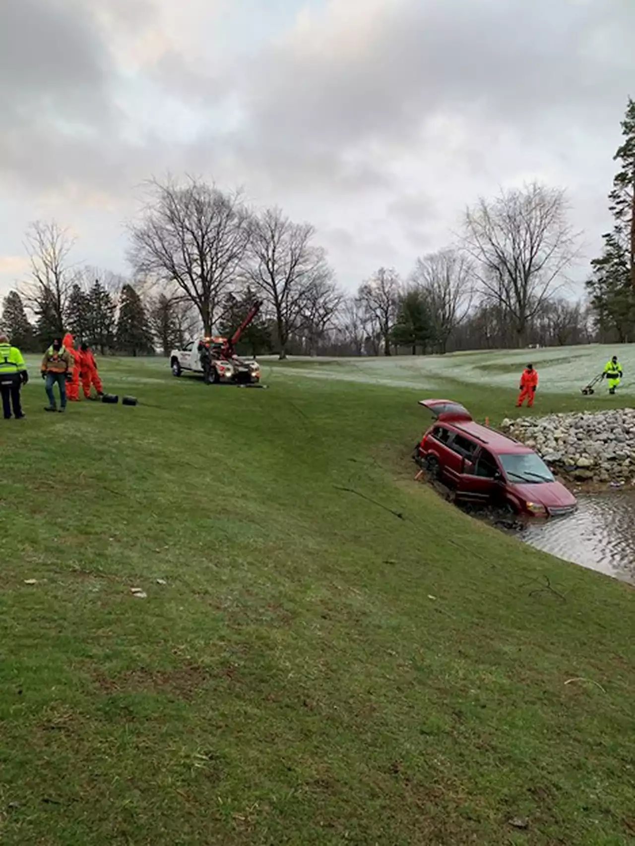 Car crashes into pond at North Canton golf course