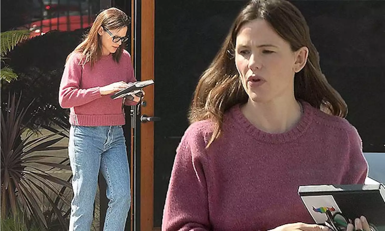 Jennifer Garner keeps it casual in pink sweater and blue jeans