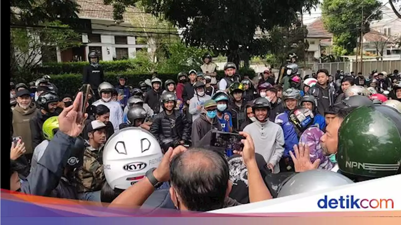 Ratusan Bobotoh Datangi Markas Persib Bandung, Ada Apa?