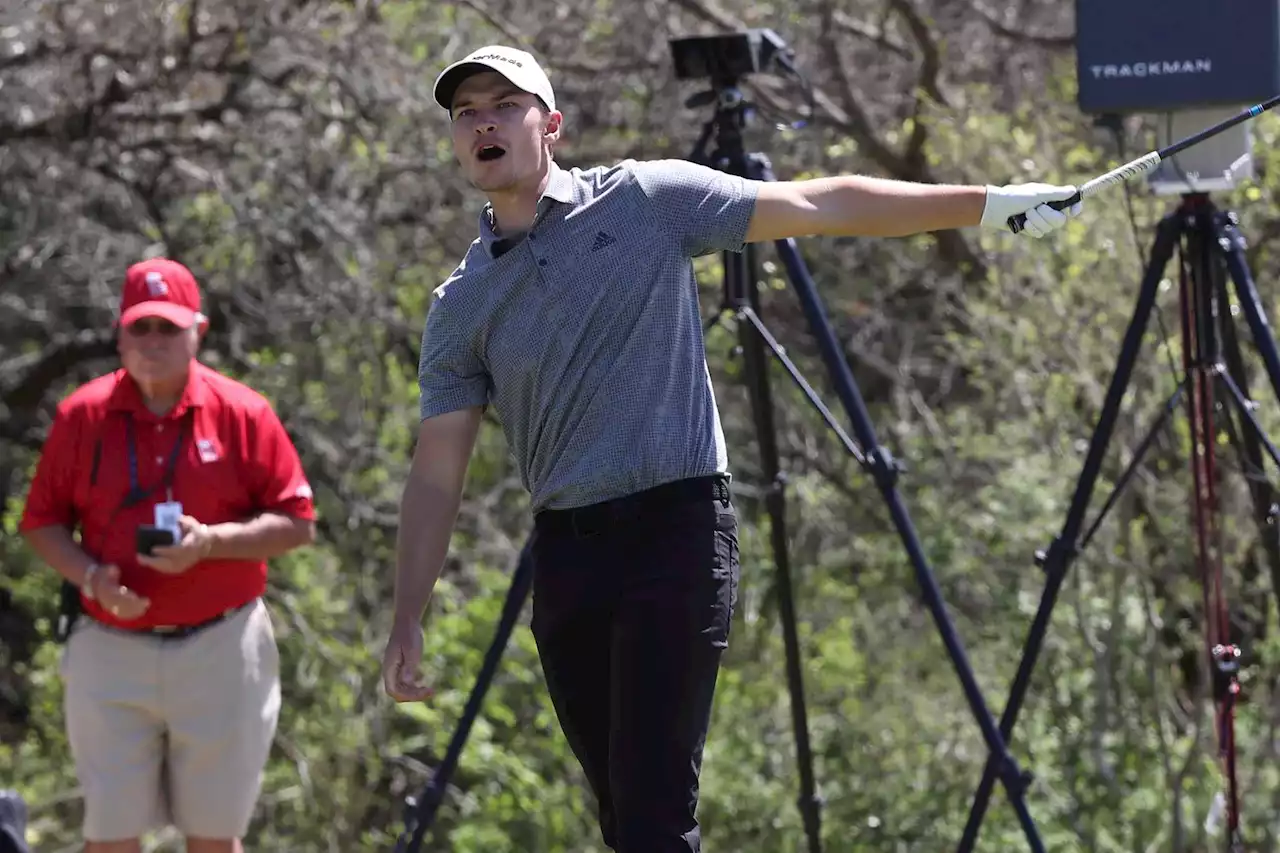 Finger: McIlroy scrambles, and makes a connection