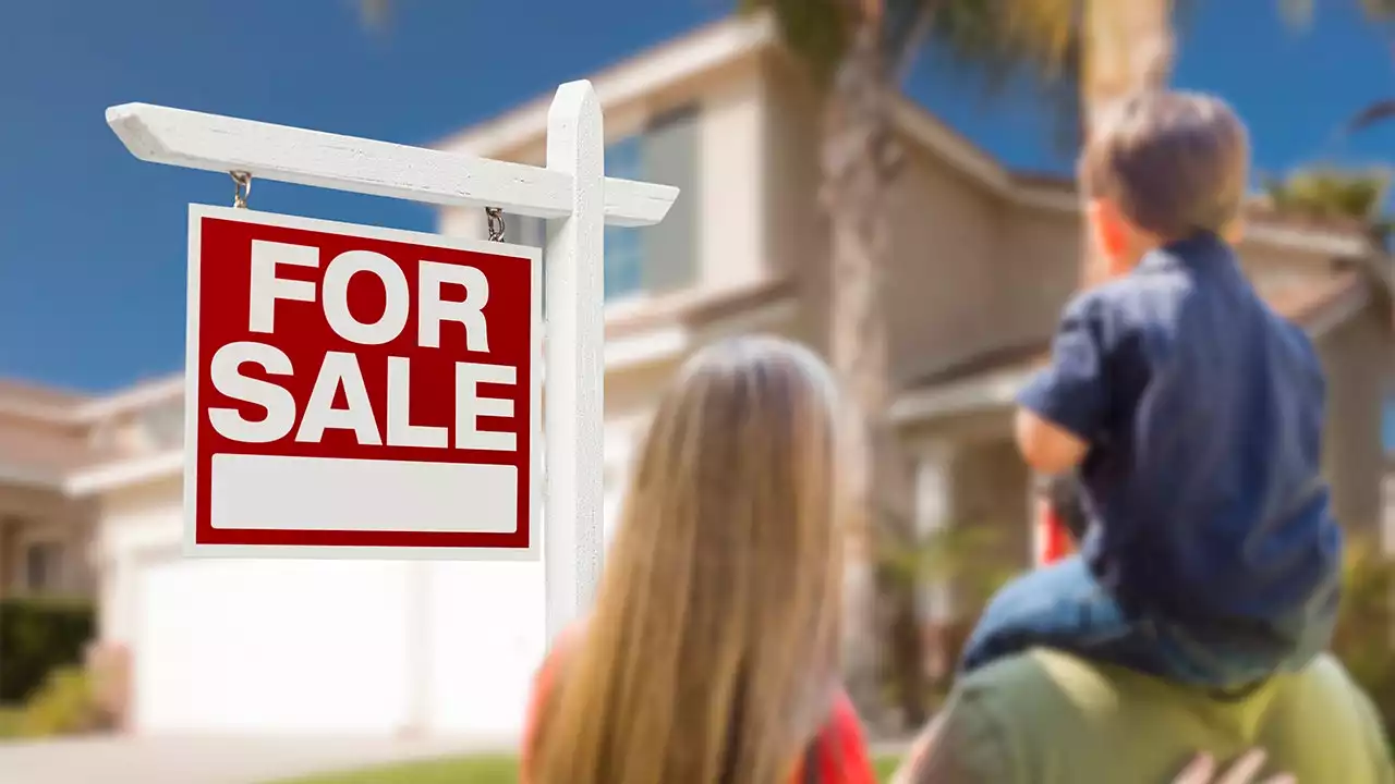 Median home prices hit record $405K in US: report