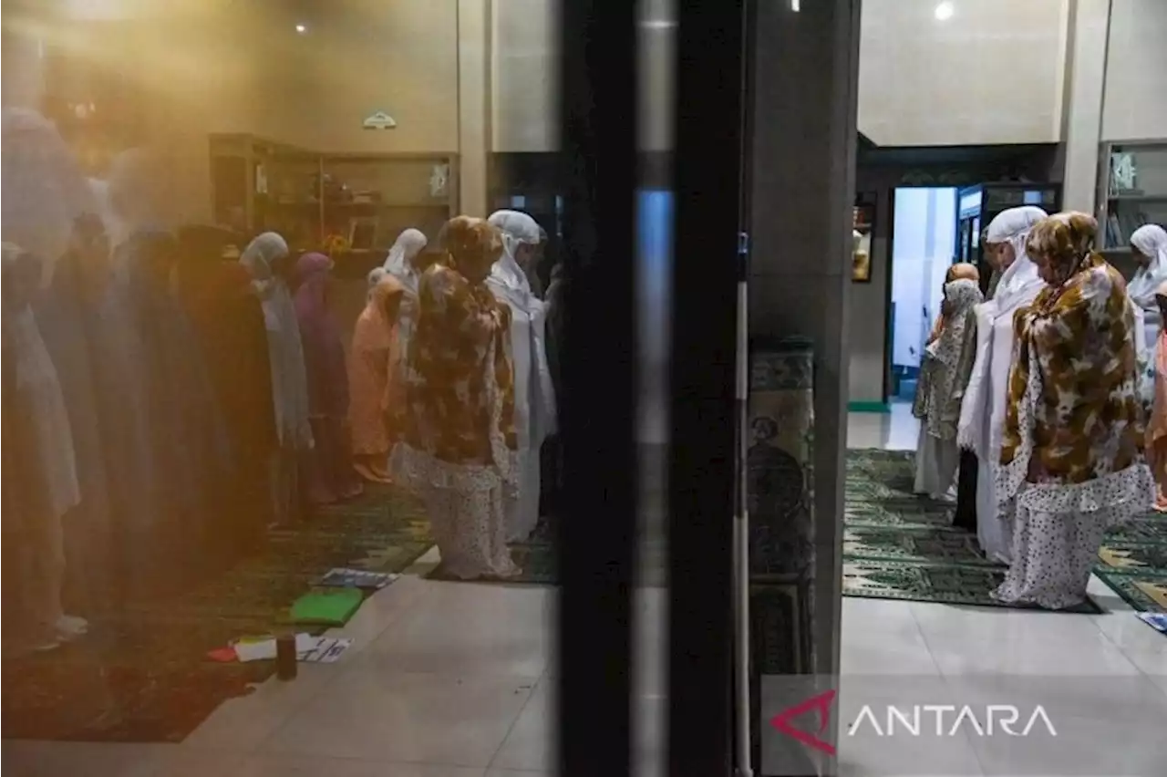 Sebagian Warga di Medan Mulai Laksanakan Salat Tarawih