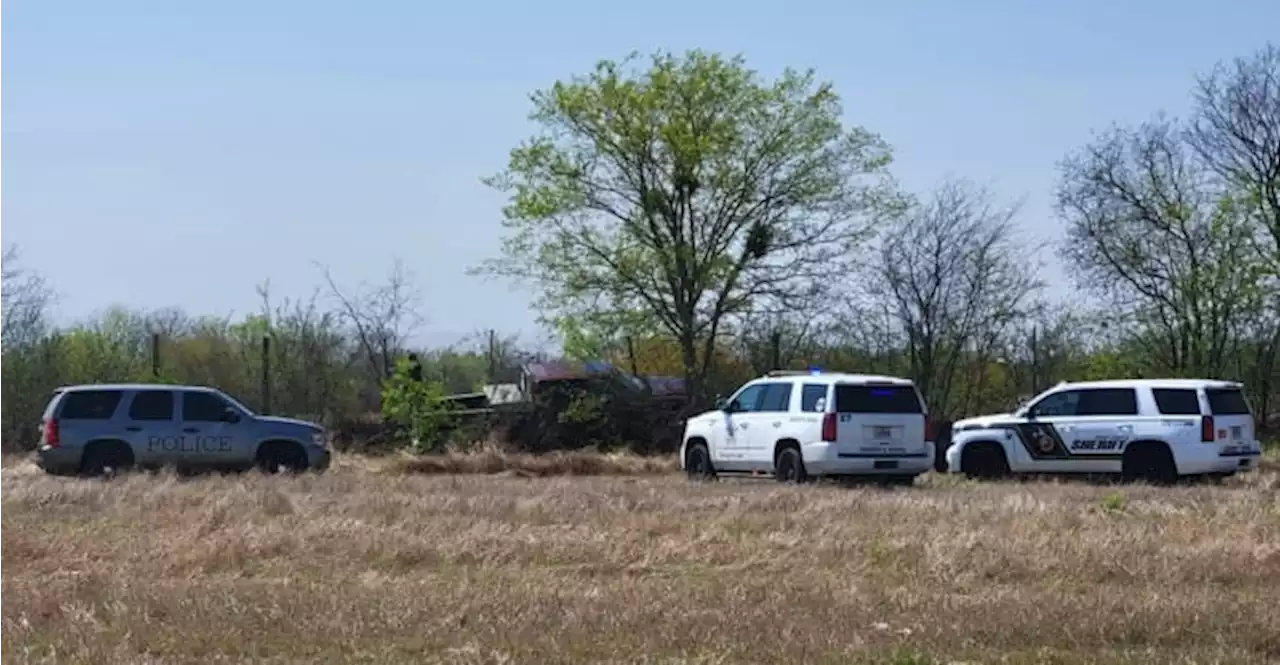 Driver on the run, 10 people detained after chase ends in Bexar County, deputies say