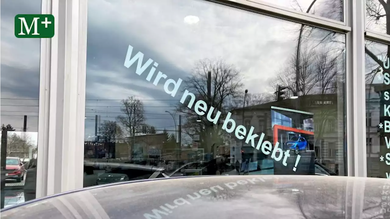 Nach Shitstorm: Autohaus klebt neue Slogans ans Schaufenster