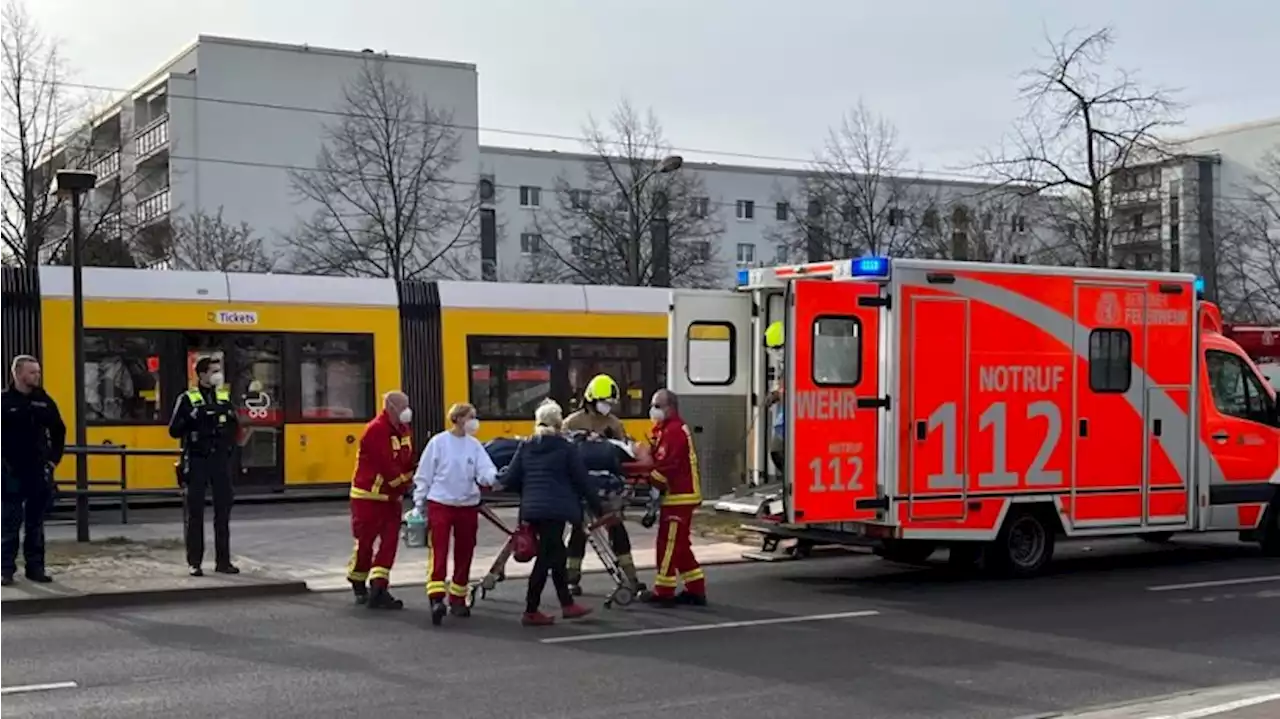 Radfahrer angefahren: Schwerer Tramunfall in Hellersdorf